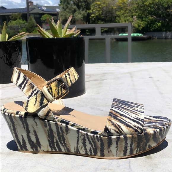 ☀️☀️STUART WEITZMAN Animal print wedge sandals - Picture 2 of 9